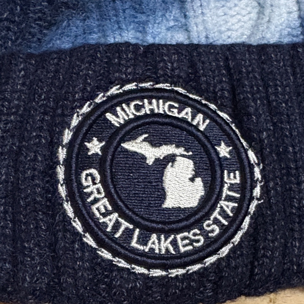 Robin Ruth Women's Unisex Michigan Navy Blue Ombre Knit Hat with Pom-Pom - Picture 7 of 7